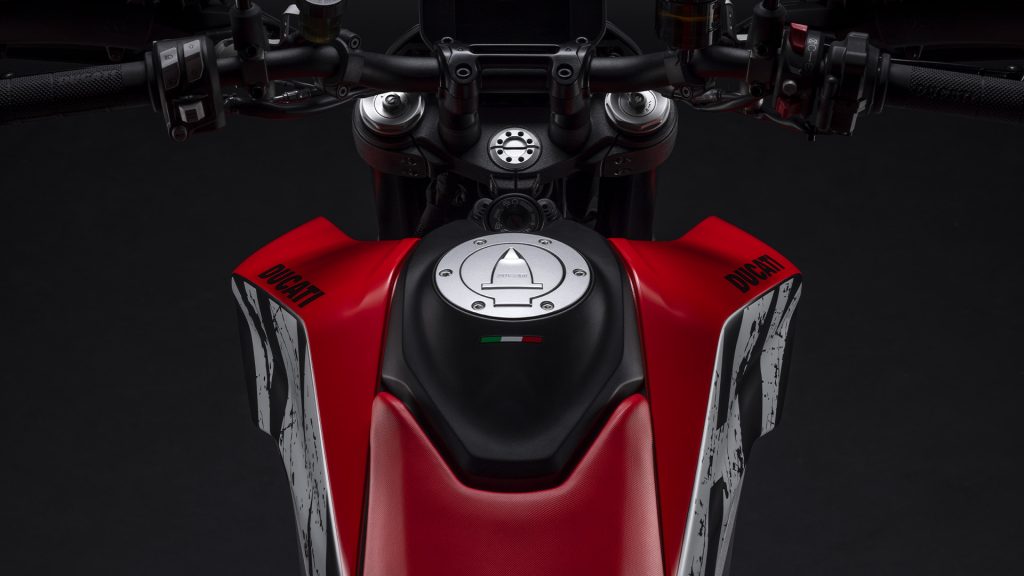 Ducati-Hypermotard-950-MY24-tech-spec-gallery-1920x1080-04