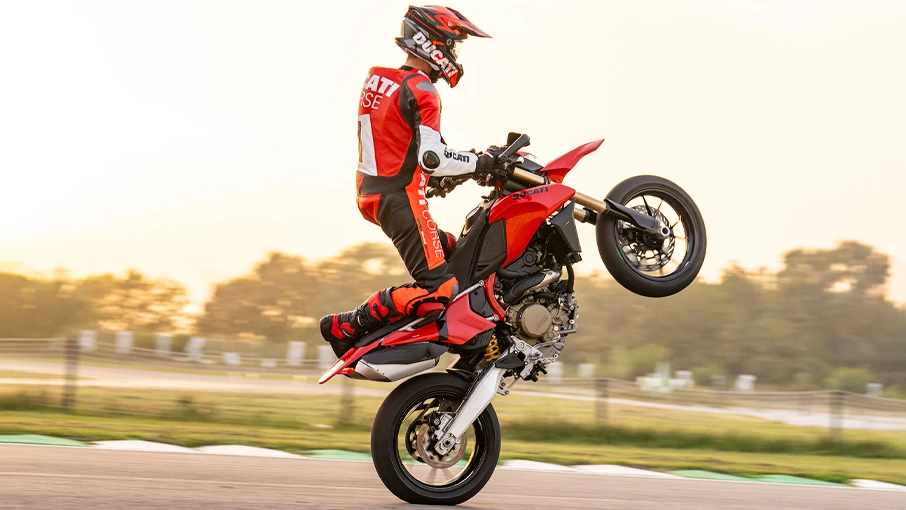 acrobacias hypermotard