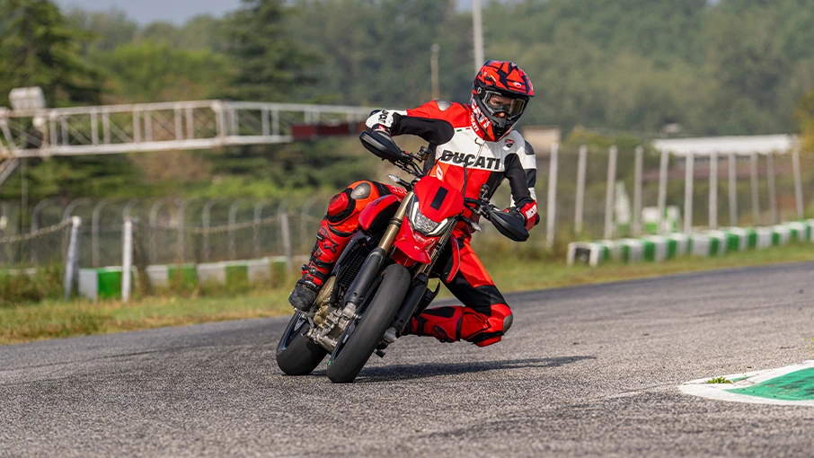 curva con la hypermotard