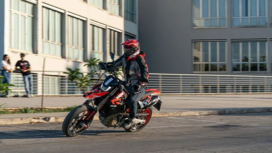 piloto conduciendo hypermotard