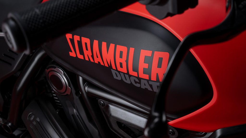 cabezal con logo de la scrambler